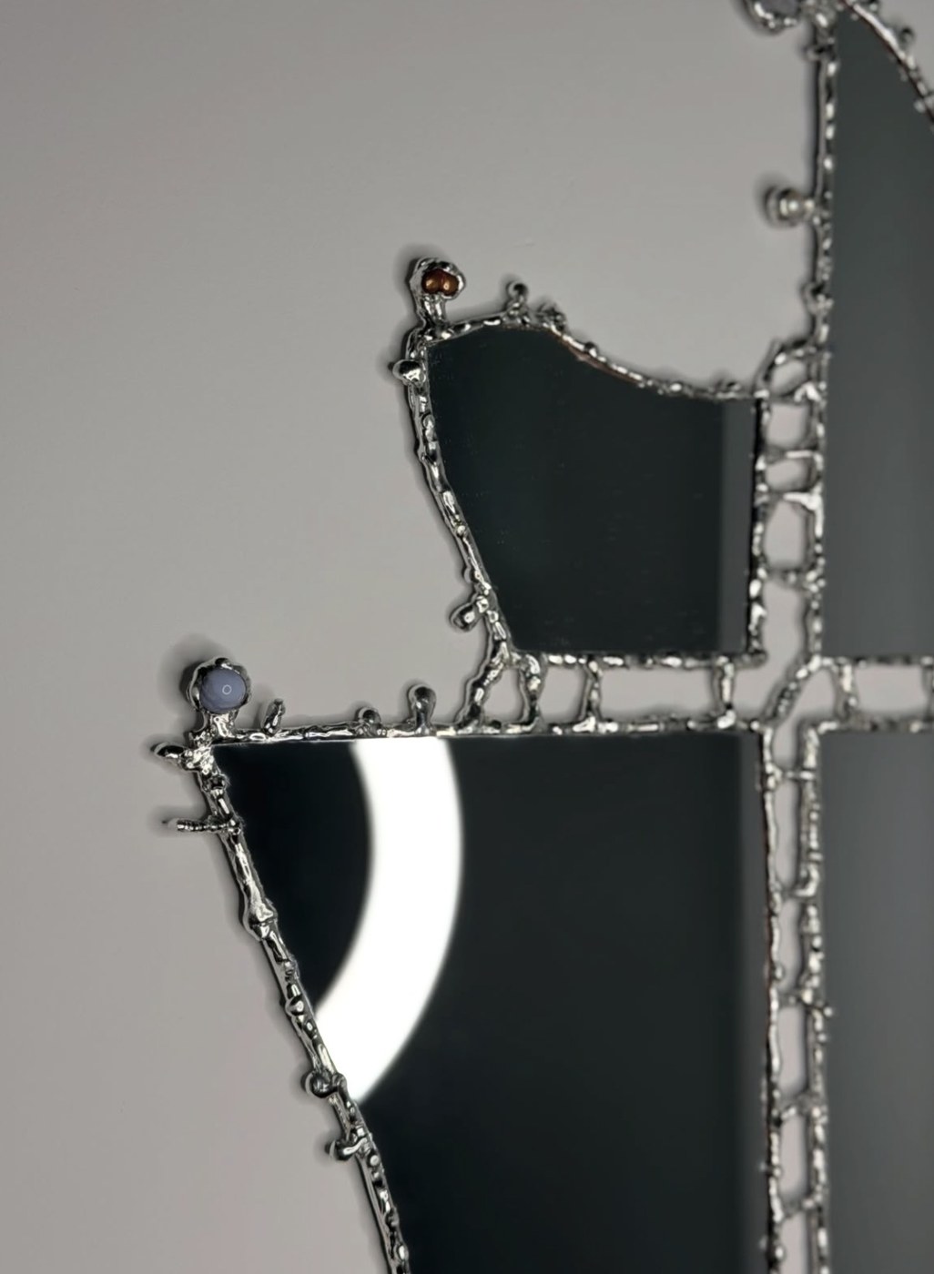 Spiegelobjekt FRG01 von Florian Rudolph aus Spiegelfragmenten mit sichtbaren Brüchen, Ansicht 2