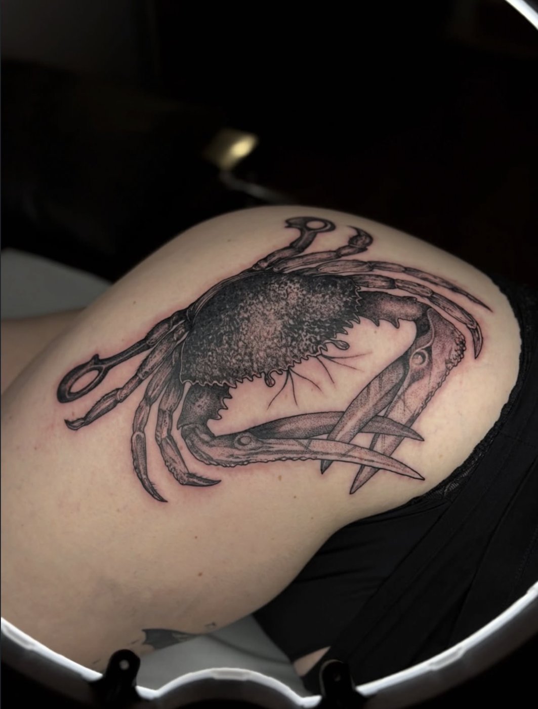 Surreales Tattoo an der Schulter: Krabbe mit Scherenbeinen – gestochen von Florian Rudolph in Berlin