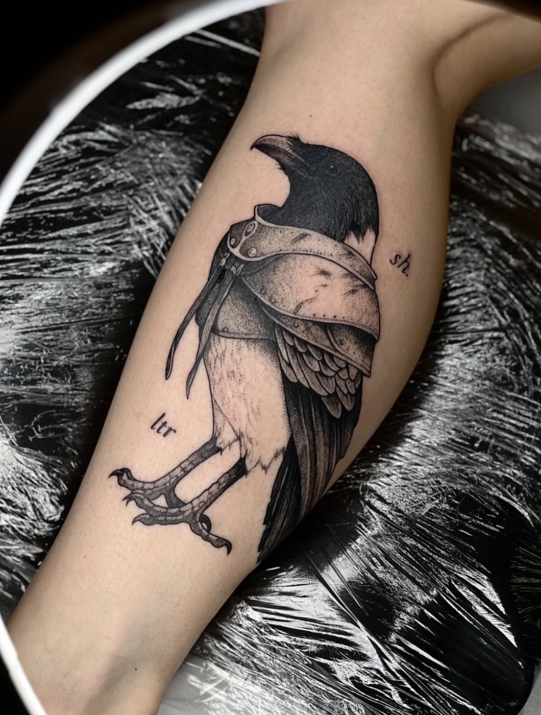 Krähen-Tattoo mit Rüstung an der Wade, gestochen von Florian Rudolph in Berlin
