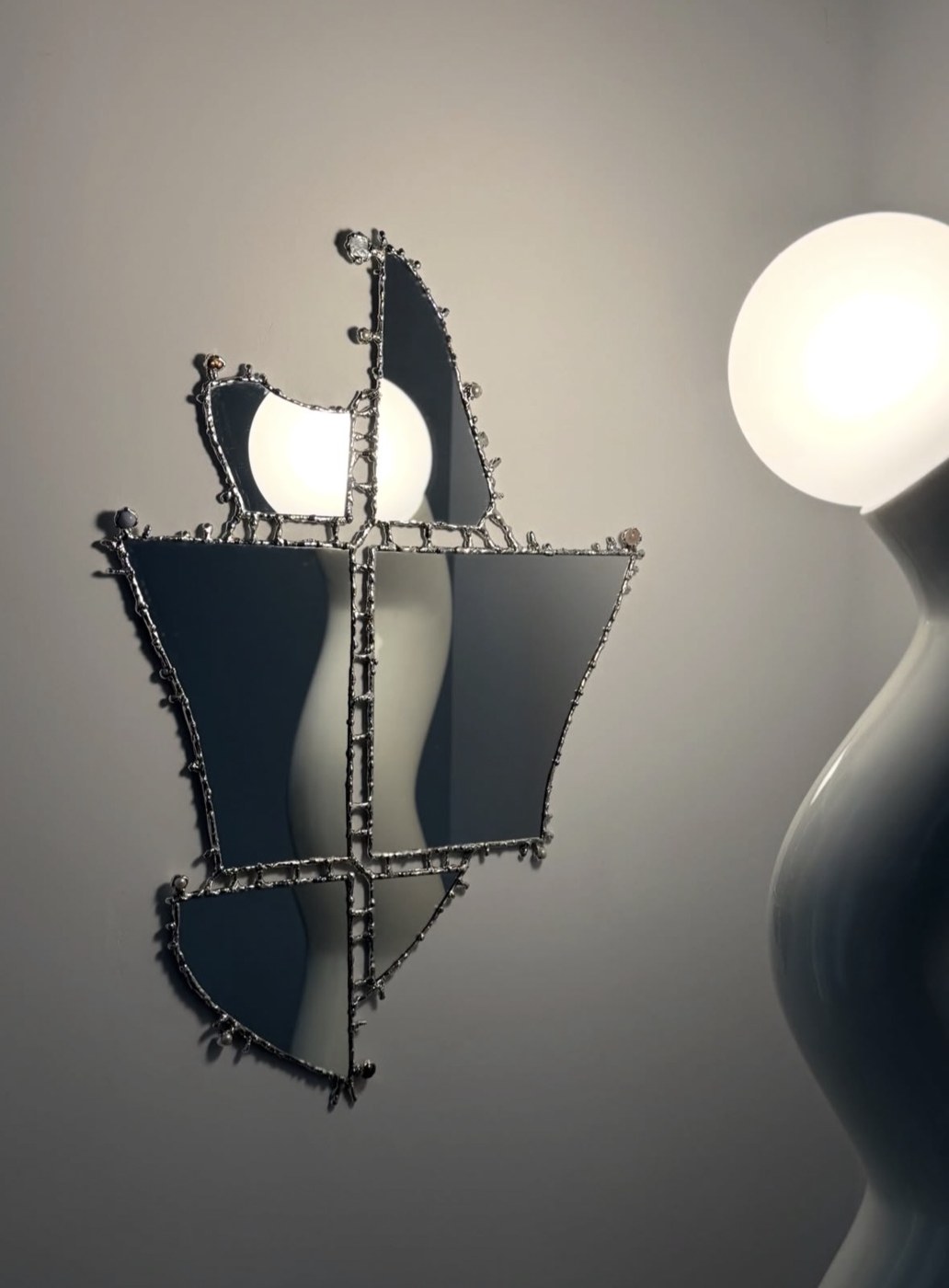 Spiegelobjekt FRG01 von Florian Rudolph aus Spiegelfragmenten mit sichtbaren Brüchen, Ansicht 3