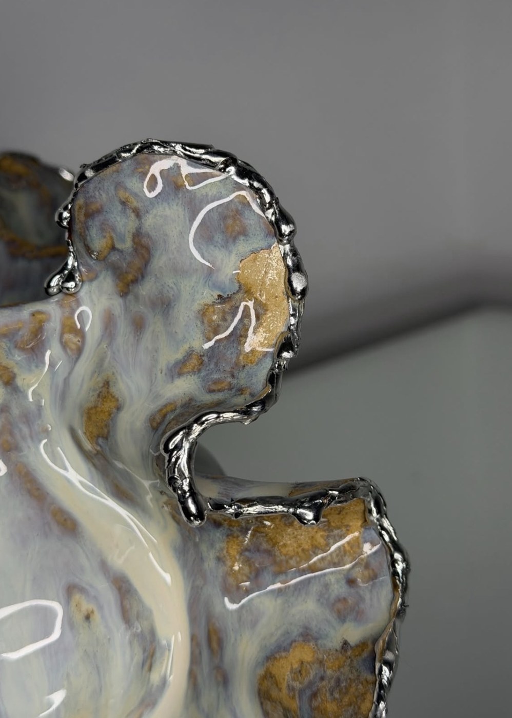 Detail der Vase HYB04: schimmernde Glasur mit Goldtönen und silbern eingefasster Kante