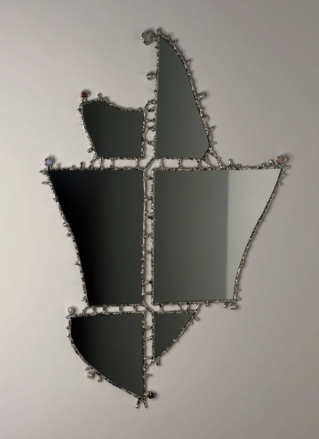 Spiegelobjekt FRG01 von Florian Rudolph aus Spiegelfragmenten mit sichtbaren Brüchen, Ansicht 1