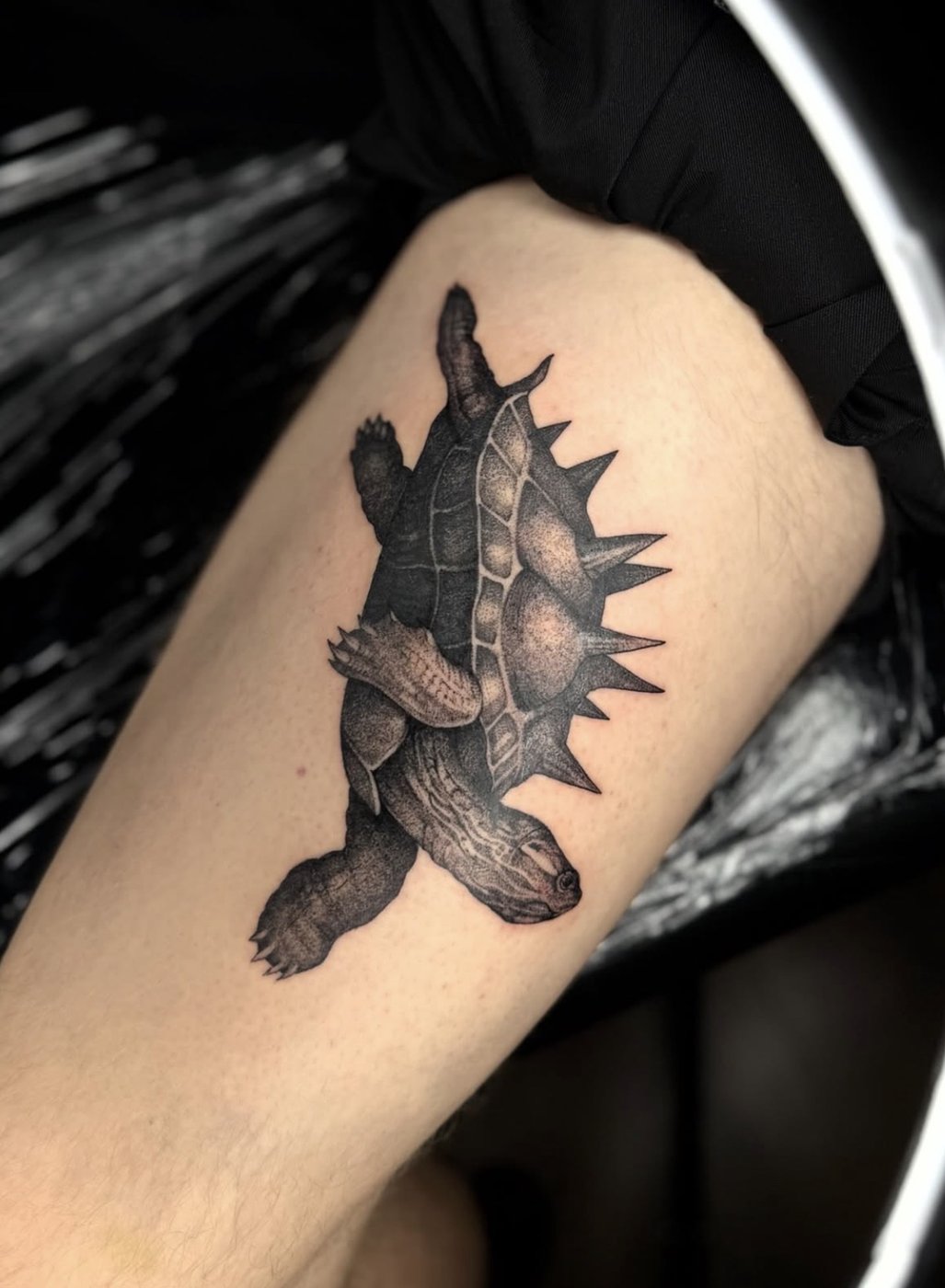 Tattoo einer Schildkröte mit stacheligem Panzer am Oberschenkel, Dotwork von Florian Rudolph in Berlin