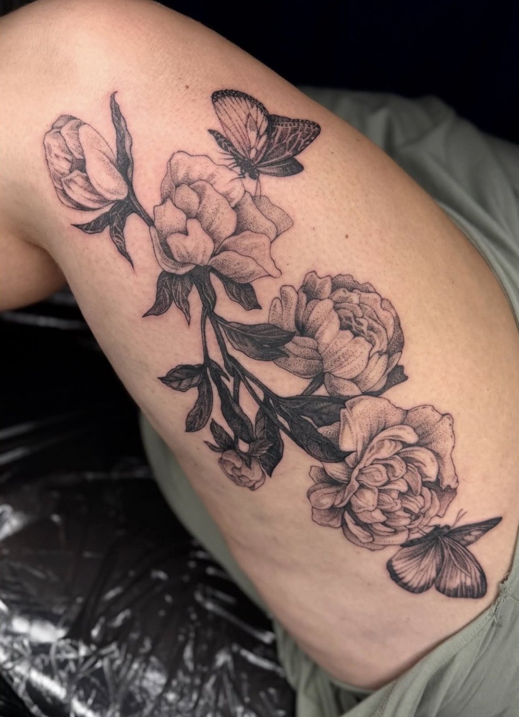 Botanical Tattoo mit Pfingstrosen und zwei Schmetterlingen am Oberarm, Dotwork von Florian Rudolph in Berlin